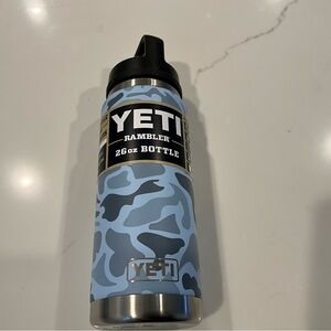 BRAND NEW YETI RAMBLER 26OZ BLUE CAMO CHUG CAP